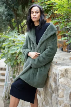 Velvet By Graham & Spencer Womens EVALYN LUX FAUX FUR COAT 15 Velvet By Graham & Spencer Womens EVALYN LUX FAUX FUR COAT