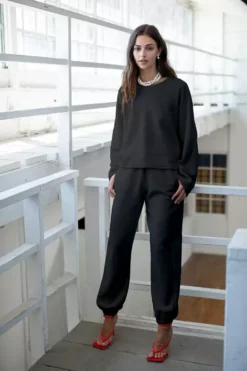 Velvet By Graham & Spencer ARISSA CROPPED SWEATSHIRT