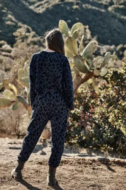 Velvet By Graham & Spencer TRINITY PRINTED CROPPED SWEATSHIRT Womens