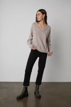 Velvet By Graham & Spencer Womens ABBIE V-NECK CASHMERE SWEATER