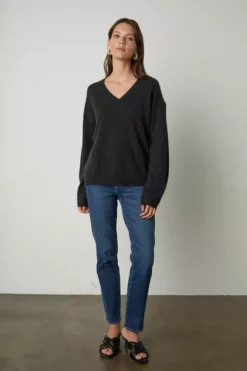 Velvet By Graham & Spencer Womens ABBIE V-NECK CASHMERE SWEATER