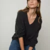 Velvet By Graham & Spencer Womens ABBIE V-NECK CASHMERE SWEATER