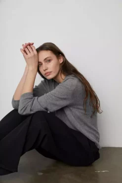 Velvet By Graham & Spencer BRYNNE CASHMERE CREW NECK SWEATER