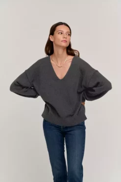 Velvet By Graham & Spencer Womens BELINDA V-NECK SWEATER