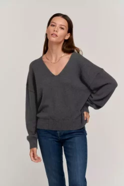 Velvet By Graham & Spencer Womens BELINDA V-NECK SWEATER