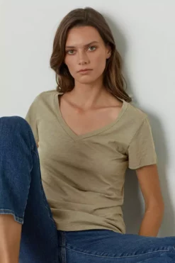 Velvet By Graham & Spencer Womens LILITH COTTON SLUB V-NECK TEE