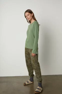 Velvet By Graham & Spencer SOFIA BELL SLEEVE TEE Womens 8 Velvet By Graham & Spencer SOFIA BELL SLEEVE TEE Womens