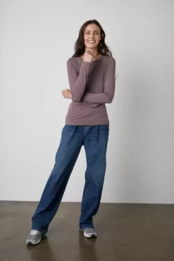 Velvet By Graham & Spencer Womens ZOFINA GAUZY WHISPER FITTED CREW NECK TEE