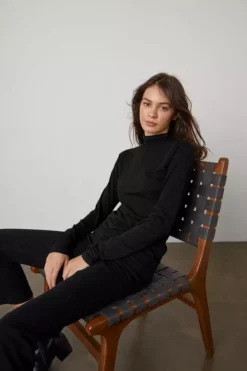 Velvet By Graham & Spencer Womens TALISIA GAUZY WHISPER FITTED MOCK NECK TEE