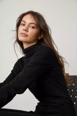 Velvet By Graham & Spencer Womens TALISIA GAUZY WHISPER FITTED MOCK NECK TEE