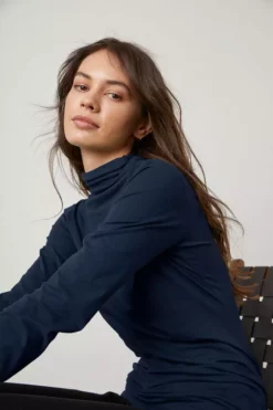 Velvet By Graham & Spencer Womens TALISIA GAUZY WHISPER FITTED MOCK NECK TEE