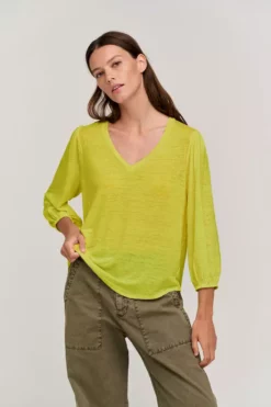 Velvet By Graham & Spencer Womens GINA V-NECK TEE