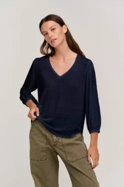 Velvet By Graham & Spencer Womens GINA V-NECK TEE
