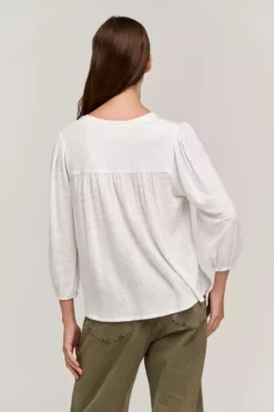 Velvet By Graham & Spencer Womens GINA V-NECK TEE