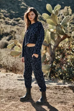 Velvet By Graham & Spencer TRINITY PRINTED CROPPED SWEATSHIRT Womens