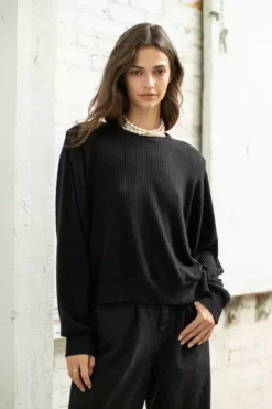 Velvet By Graham & Spencer VISTA CREW NECK TOP Womens