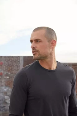 Velvet By Graham & Spencer SKEETER WHISPER CLASSIC CREW NECK TEE Mens