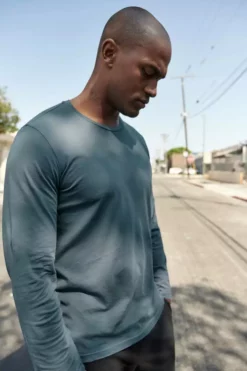 Velvet By Graham & Spencer SKEETER WHISPER CLASSIC CREW NECK TEE Mens